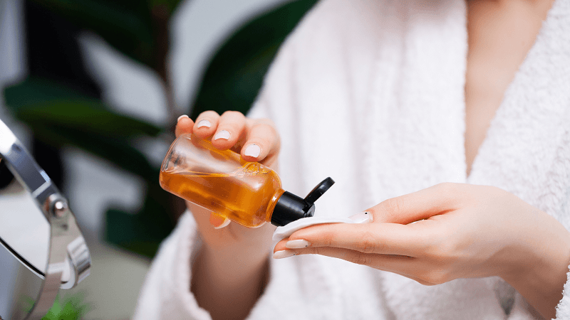 Có nên dùng nước hoa hồng thường xuyên không?