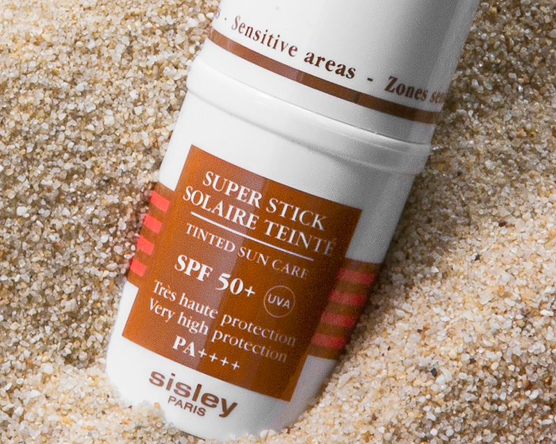Super Soin Solaire Visage kết hợp khả năng bảo vệ da vượt trội với công dụng chống lão hóa, dưỡng ẩm và làm dịu da
