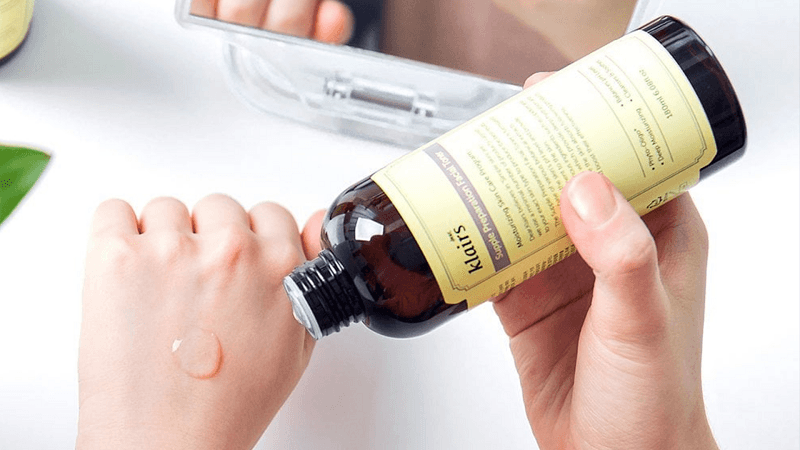 sản phẩm sở hữu một độ sánh nhẹ, mang lại cảm giác gần giống như một loại essence hoặc serum lỏng.