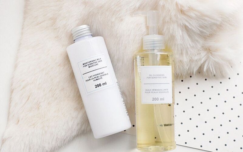 Tẩy trang (Dầu/Nước): Lớp nền của sự sạch sẽ