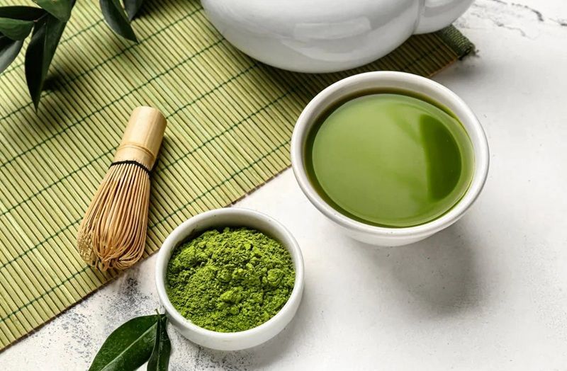 Công thức: Pha trà matcha truyền thống, matcha latte, hoặc sinh tố