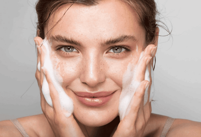 Sau khi tẩy trang, sữa rửa mặt sẽ giúp làm sạch sâu hơn những cặn bẩn còn sót lại