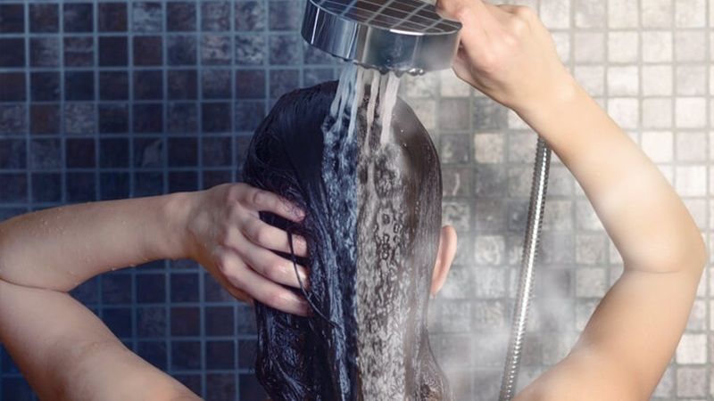 Sai lầm 1: Tắm nước quá nóng (Nhiệt độ trên 45 độ C)