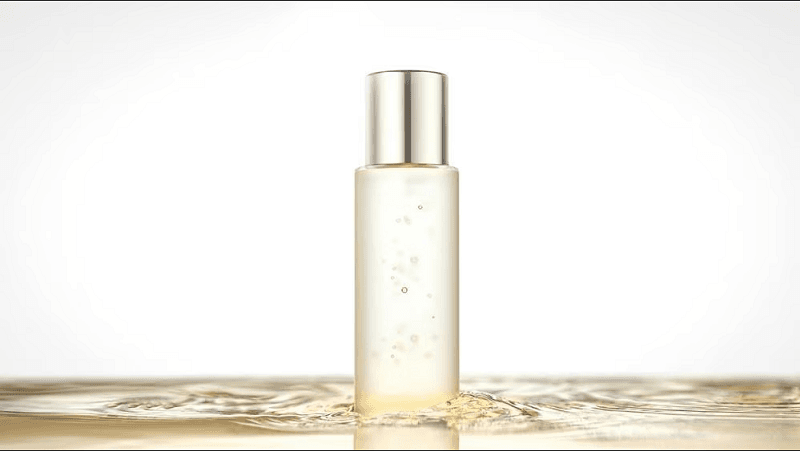 Essence giống như một ly nước mát lành cho làn da, tập trung vào việc cấp ẩm và tạo ra một môi trường hoàn hảo để các bước dưỡng sau hoạt động tốt hơn.
