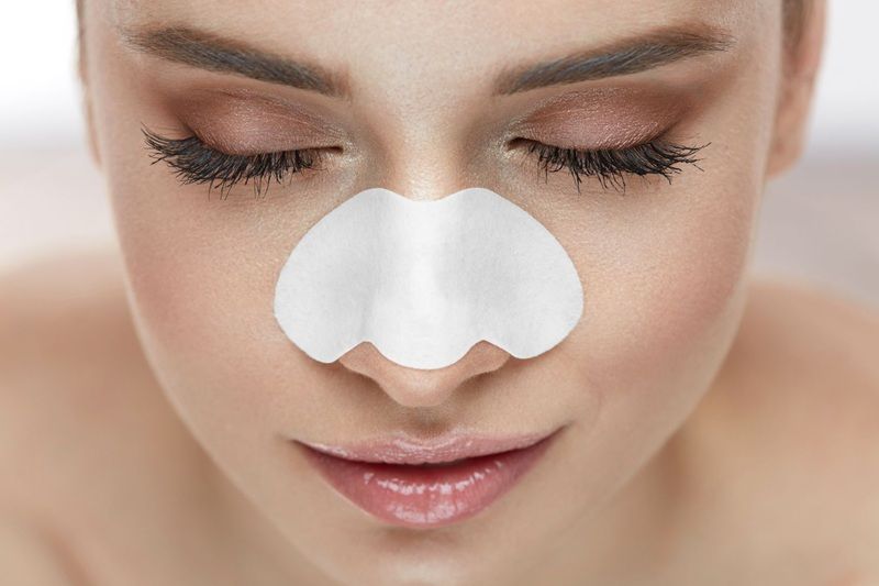 KHÔNG NÊN: Lột mụn bằng miếng dán lột (Pore Strips)
