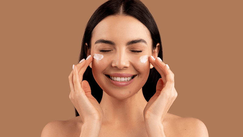 Kem dưỡng là một sản phẩm cơ bản nhưng lại vô cùng thiết yếu, đóng vai trò như lớp màng bảo vệ và duy trì sức khỏe cho làn da.