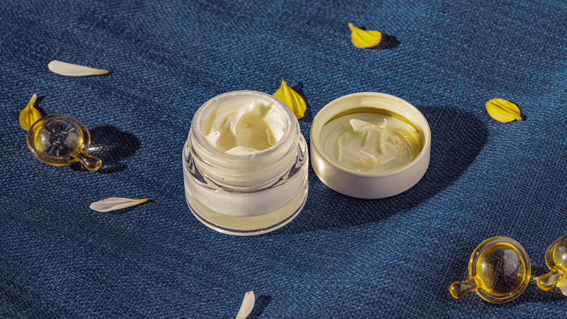 Kem dưỡng, hay còn được gọi là kem dưỡng ẩm (moisturizer), là một sản phẩm chăm sóc da có kết cấu đặc hơn serum, có thể ở dạng lotion (sữa dưỡng), cream (kem đặc) hoặc balm (sáp dưỡng).