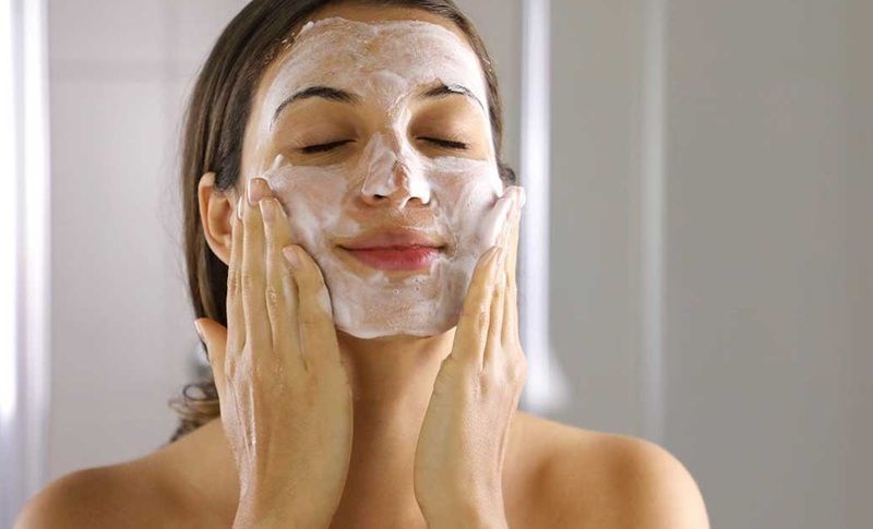 Dùng sữa rửa mặt chuyên dụng (Facial cleanser)