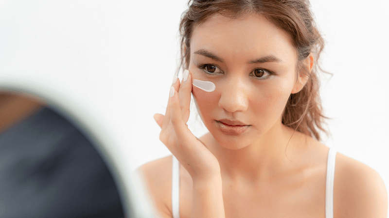 Để giảm cảm giác châm chích, nóng rát, bạn có thể sử dụng xịt khoáng chứa nước khoáng tinh khiết hoặc các sản phẩm làm dịu chuyên dụng được bác sĩ/chuyên gia khuyến nghị.