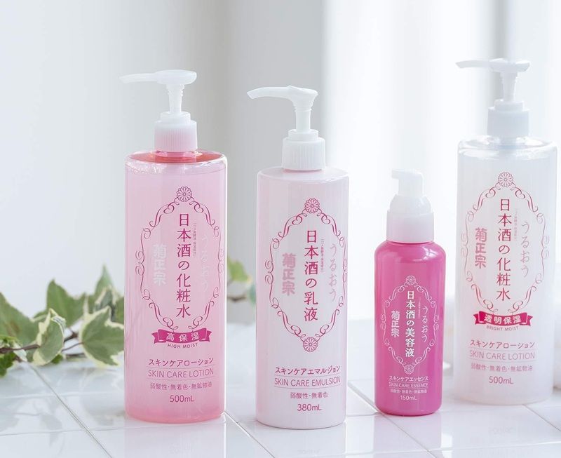 Sake Skin Lotion là nước hoa hồng đặc trưng của hãng, giúp dưỡng ẩm, làm sáng da và kiểm soát dầu hiệu quả