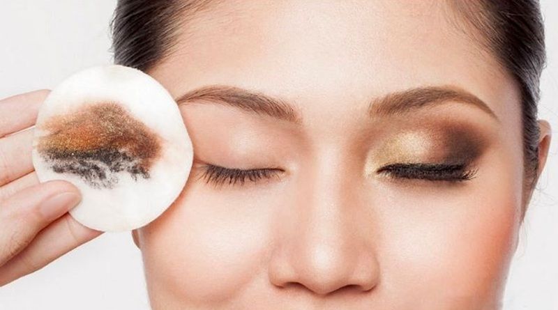 Da trang điểm đậm/Dùng kem chống nắng: Luôn tẩy trang buổi tối thật kỹ