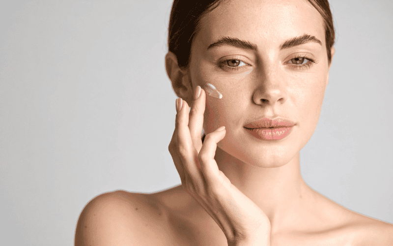 Kem dưỡng giúp cân bằng độ ẩm, làm dịu da