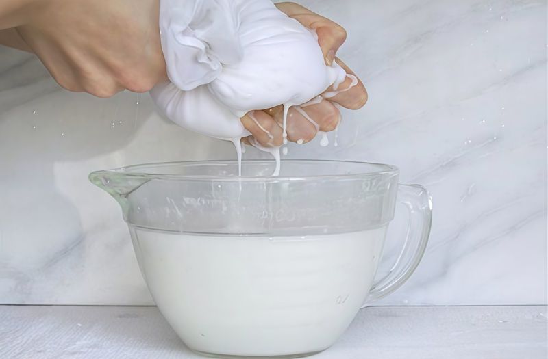 Phương pháp làm dầu dừa bằng cách ép lạnh được đánh giá cao vì không làm mất đi các dưỡng chất quý giá trong dầu