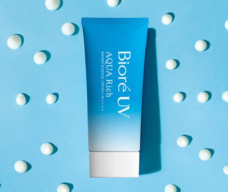 Biore UV Aqua Rich Watery Essence SPF50+ phù hợp cho cho da dầu và những ai thích cảm giác nhẹ mặt khi đi nắng