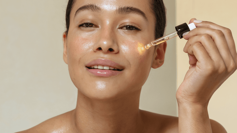 Khác với các loại serum dưỡng ẩm thông thường chỉ tập trung vào việc cấp nước, serum phục hồi da còn mang trong mình vai trò chữa lành những tổn thương sâu bên trong.