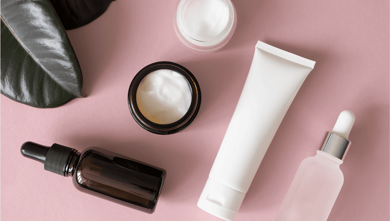 Câu trả lời là bạn nên đợi khoảng 1-2 phút để serum có đủ thời gian thẩm thấu hoàn toàn vào da trước khi thoa lớp kem dưỡng ẩm.