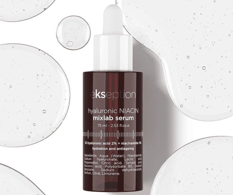  Serum sử dụng Hyaluronic Acid dạng đa phân tử, gồm cả phân tử lớn và nhỏ hỗ trợ duy trì độ ẩm trên bề mặt