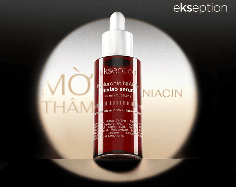 Ngay từ lần đầu cầm trên tay, Serum Ekseption Hyaluronic Niacin gây ấn tượng với thiết kế chai thủy tinh nâu mờ và vòi pump tiện lợi