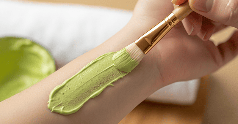 Trước khi đắp toàn mặt, hãy lấy một lượng nhỏ hỗn hợp mặt nạ bơ và thoa lên vùng da mỏng ở cổ tay hoặc dưới cằm.