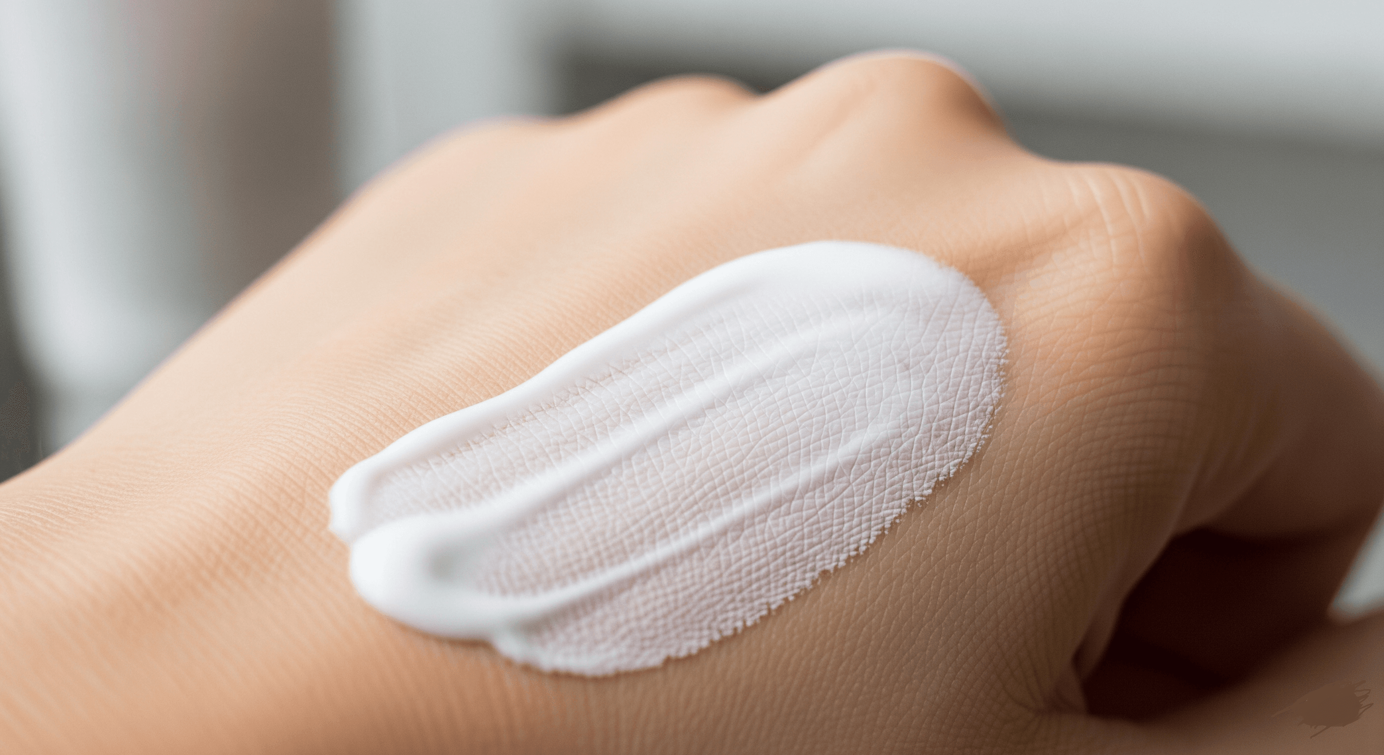 Gel chống nắng thường có kết cấu mỏng, nhẹ, trong suốt hoặc hơi đục, giống như thạch hoặc gel dưỡng ẩm.