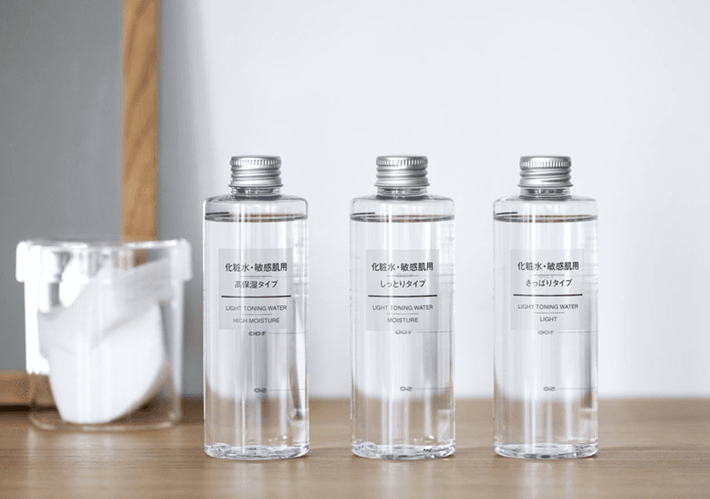 Dòng nước hoa hồng Light Toning Water High Moisture sử dụng nước khoáng thiên nhiên từ tỉnh Iwate, giúp làm dịu và cấp ẩm hiệu quả mà không gây bóng nhờn