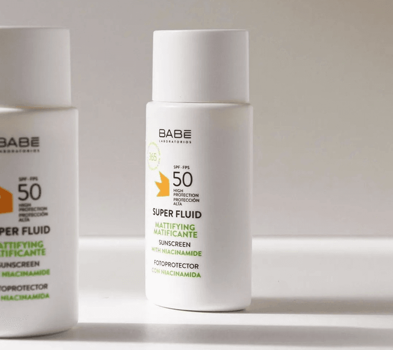 BABÉ Super Fluid Mattifying Sunscreen SPF50 là dòng kem chống nắng hóa học lai vật lý có kết cấu siêu lỏng nhẹ, được thiết kế dành riêng cho làn da dầu và hỗn hợp thiên dầu
