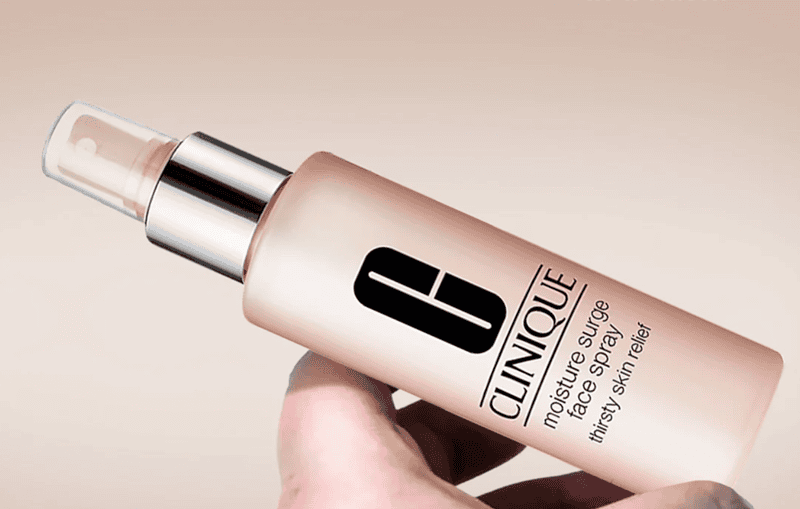 Clinique Moisture Surge Face Spray là dòng toner dạng xịt nổi bật, chuyên biệt dành cho da khô thiếu nước