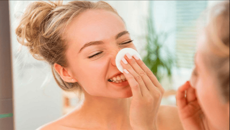 Sai lầm 2: Tẩy trang quá nhiều lần hoặc chà xát mạnh