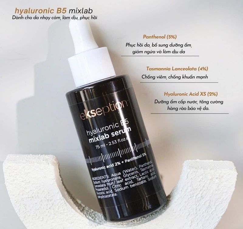 Serum có dạng gel lỏng trong suốt, khi thoa lên da mang lại cảm giác mát nhẹ và thẩm thấu cực kỳ nhanh chóng