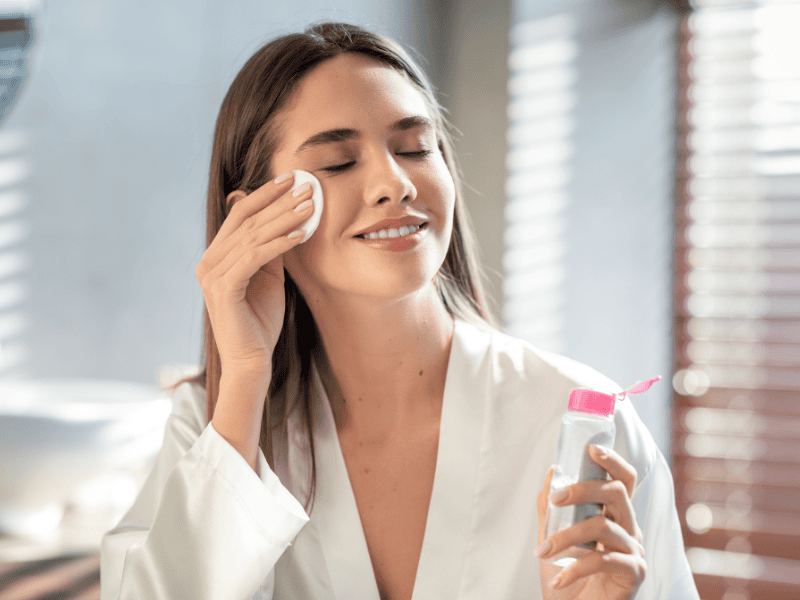 Hoàn toàn nên dùng toner và lotion cùng lúc, vì hai sản phẩm này bổ trợ cho nhau chứ không thay thế nhau