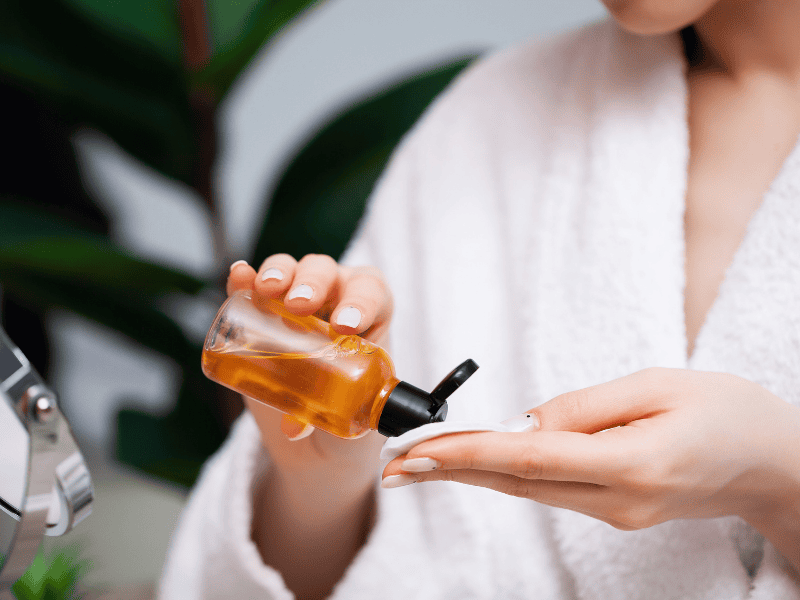 Cách truyền thống và được nhiều người áp dụng vì khả năng làm sạch tối ưu sau bước rửa mặt
