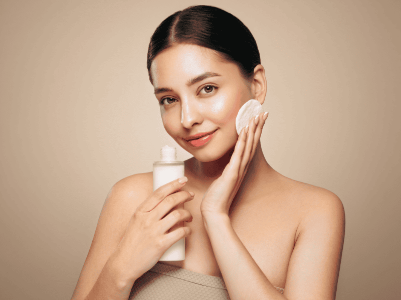 Toner pad không chỉ mang đến sự tiện lợi trong chu trình skincare mà còn sở hữu nhiều công dụng nổi bật cho làn da