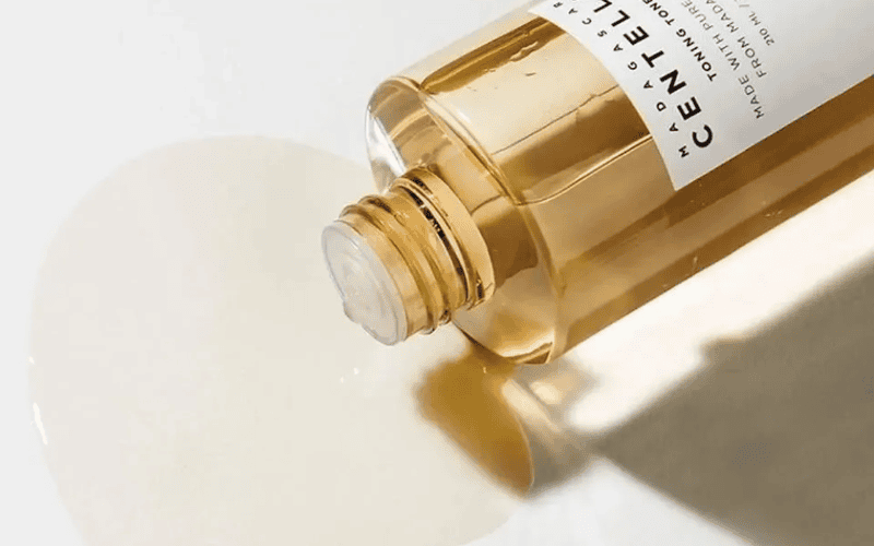 Texture toner Skin1004 có dạng lỏng trong suốt, nhẹ như nước nhưng vẫn đủ độ sệt để dễ dàng thấm đều trên da