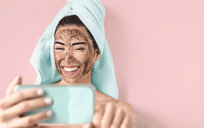 Nếu tẩy da chết trên nền da bẩn, việc massage có thể vô tình đẩy vi khuẩn, bụi bẩn và bã nhờn vào sâu trong lỗ chân lông