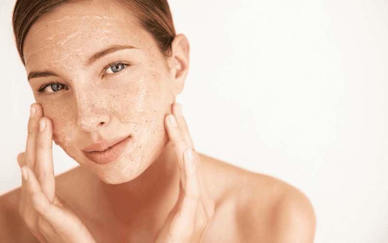 Nhiều người lo ngại rằng việc tẩy tế bào chết có thể khiến da mụn trở nên nhạy cảm và viêm nặng hơn