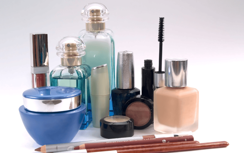 Mỹ phẩm là những sản phẩm được tạo ra nhằm làm sạch, làm đẹp hoặc bảo vệ da, giúp làn da trở nên tươi tắn và rạng rỡ hơn