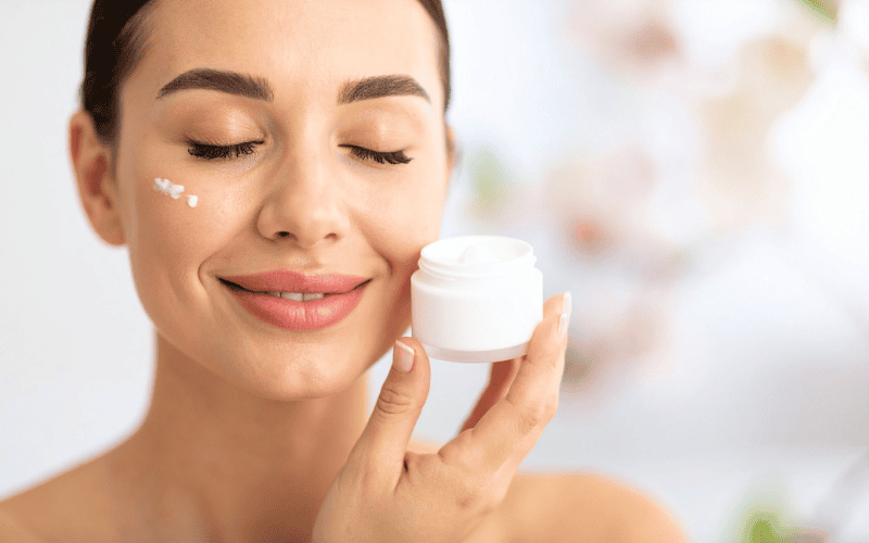 Nên chọn sản phẩm vừa có khả năng chống nắng, vừa dưỡng ẩm nhẹ để bảo vệ da mà không gây khô