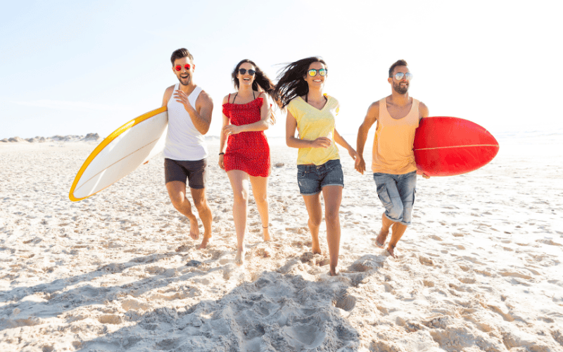 Trong những chuyến đi biển, leo núi hoặc vận động nhiều ngoài trời, cường độ tia UV thường mạnh hơn so với ngày thường