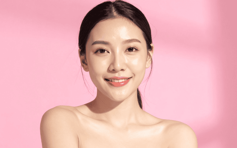 Mặt nạ giấy chứa chiết xuất trà xanh, rau má hoặc lô hội có khả năng giảm sưng đỏ, xoa dịu làn da nhạy cảm