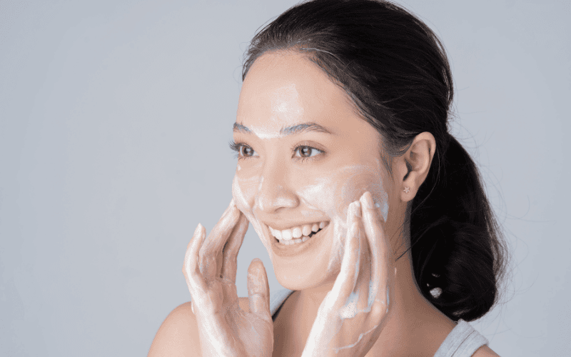 Làm sạch là bước quan trọng nhất trong skincare cho da mụn