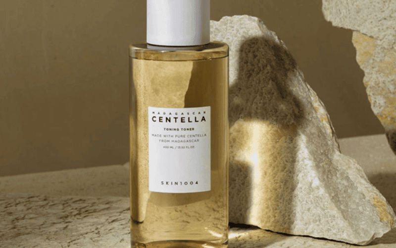 Sản phẩm gây ấn tượng ngay từ cái nhìn đầu tiên với thiết kế chai trong suốt, mang phong cách tối giản đặc trưng