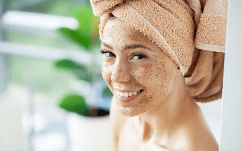 Một trong những thắc mắc phổ biến khi chăm sóc da là nên tẩy da chết trước hay rửa mặt trước