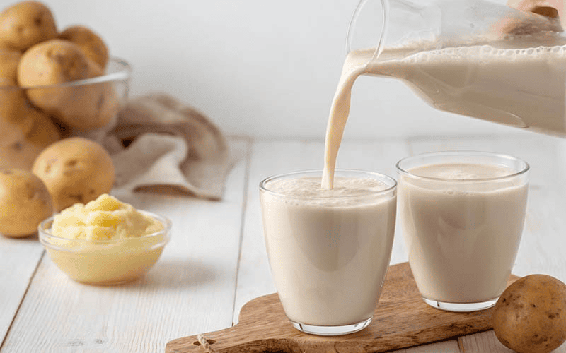 Sự kết hợp giữa khoai tây và sữa tươi tạo ra một loại mặt nạ vừa dưỡng ẩm, làm sáng da, vừa giúp da khỏe mạnh, mềm mịn tự nhiên