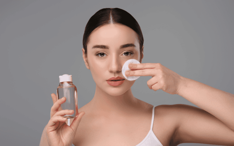 Ngay cả khi bạn chỉ dùng kem dưỡng hay kem chống nắng, việc tẩy trang vẫn cần được thực hiện để loại bỏ hoàn toàn các cặn bám còn sót lại