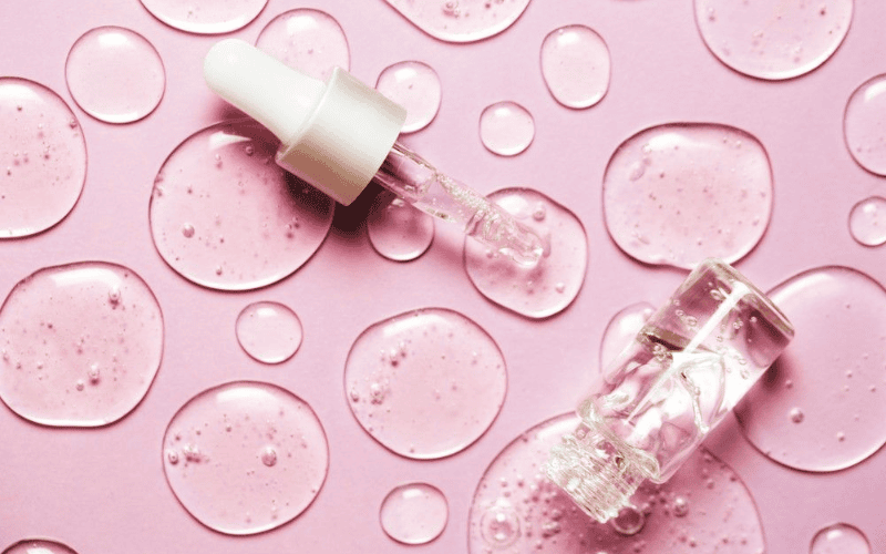 Glycerin là một hợp chất dạng lỏng, không màu, không mùi và có vị hơi ngọt