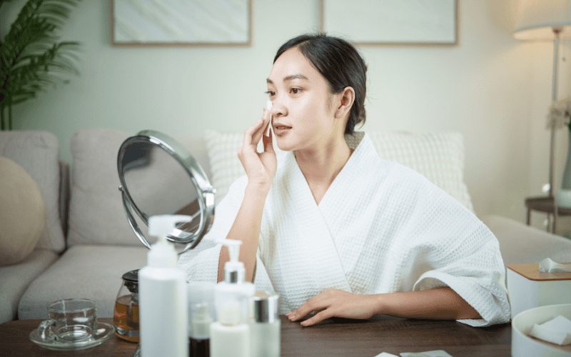 Nên tẩy trang mỗi ngày để loại bỏ kem chống nắng, bụi bẩn và dầu thừa