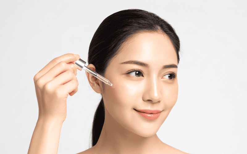 Sau khi đắp mặt nạ, bề mặt da mềm và ẩm mịn, giúp các hoạt chất trong serum dễ dàng phát huy tác dụng