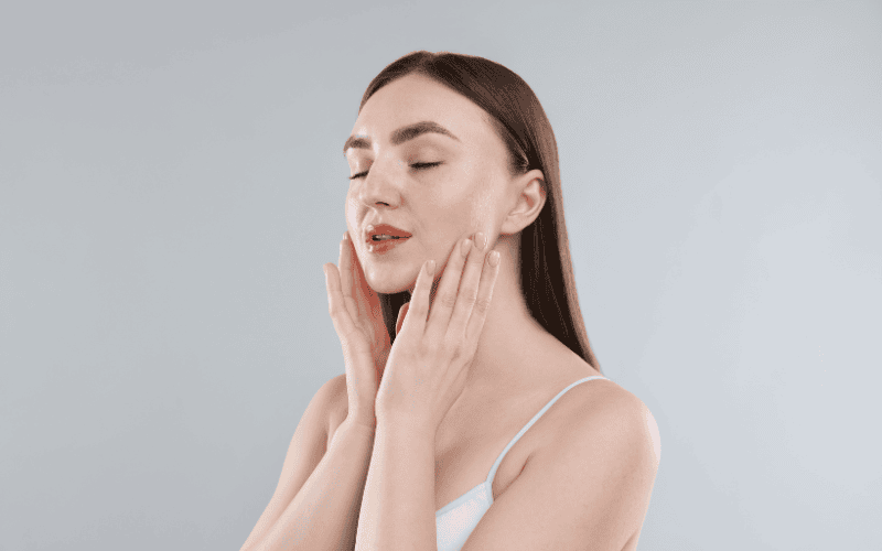 Việc bổ sung một lớp sương khoáng nhẹ nhàng trước khi thoa kem dưỡng mang đến nhiều lợi ích rõ rệt cho làn da