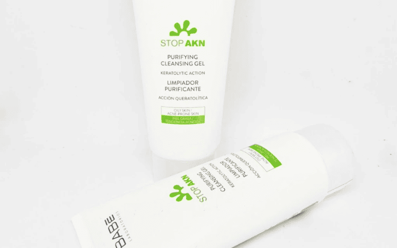 Sản phẩm sở hữu tone trắng xanh đặc trưng, mang lại cảm giác sạch sẽ và dịu nhẹ ngay từ cái nhìn đầu tiên