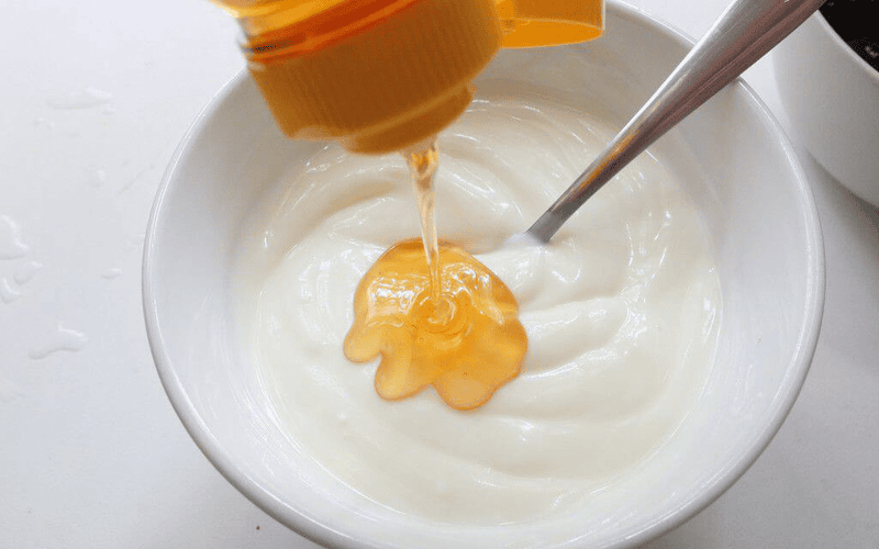 Sự kết hợp giữa sữa chua và mật ong là công thức truyền thống giúp da sáng mịn tự nhiên, giảm khô ráp và cải thiện sắc tố da hiệu quả
